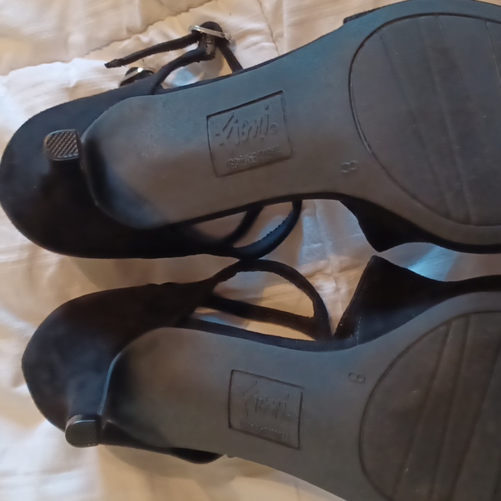 Heels - Picture 4 of 8